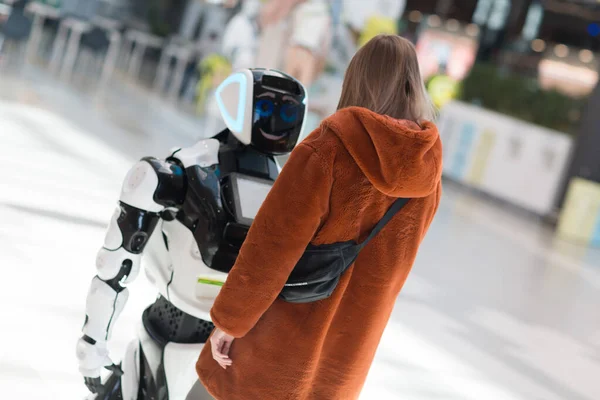 Mujer Joven Comprador Robot Asesor Tienda —  Fotos de Stock
