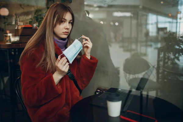 Молода Жінка Сидить Столом Кафе Медичною Маскою Ноутбуком Кавою — стокове фото