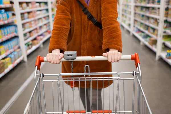 Young Woman Grocery Cart Shelves Groceries Store — Stock Photo, Image