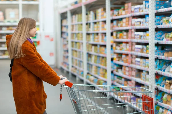 Jovem Com Carrinho Supermercado Prateleiras Com Mantimentos Uma Loja — Fotografia de Stock