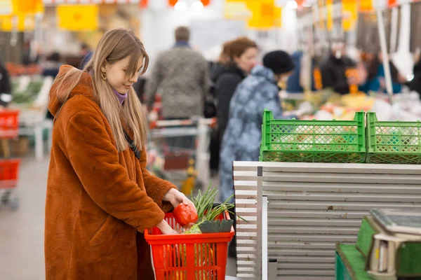 Jovem Com Uma Cesta Supermercado Escolhe Produtos Departamento Vegetais — Fotografia de Stock