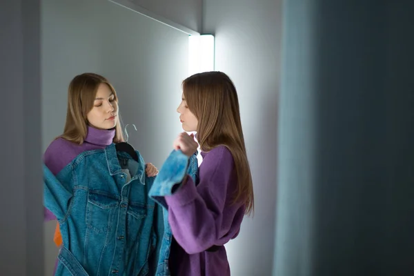 Wanita Muda Mencoba Pakaian Ruang Ganti Dengan Cermin Toko — Stok Foto