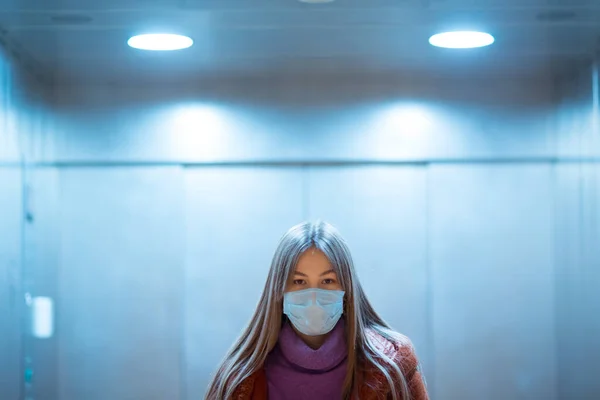 Молода Азіатка Стоїть Ліфті Медичній Масці Коронавірус Covid Пандемія — стокове фото