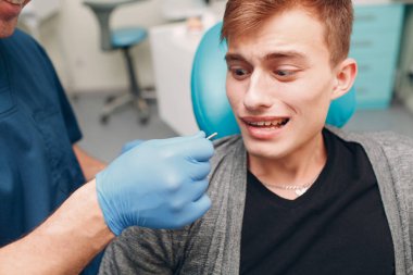 Diş hekimliği. Diş hekimine göre diş hekiminin hastasına implant takılmış..