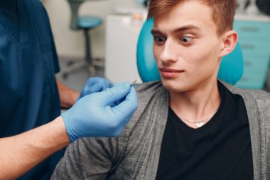 Diş hekimliği. Diş hekimine göre diş hekiminin hastasına implant takılmış..