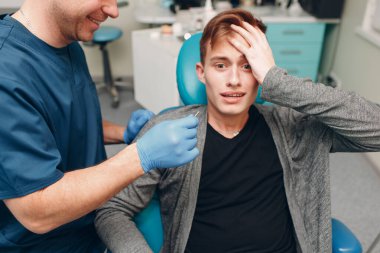 Diş hekimliği. Diş hekimine göre diş hekiminin hastasına implant takılmış..