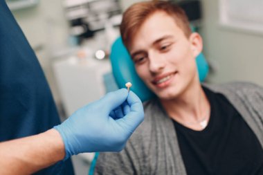 Diş hekimliği. Diş hekimine göre diş hekiminin hastasına implant takılmış..