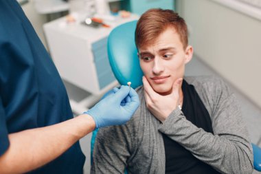 Diş hekimliği. Diş hekimine göre diş hekiminin hastasına implant takılmış..