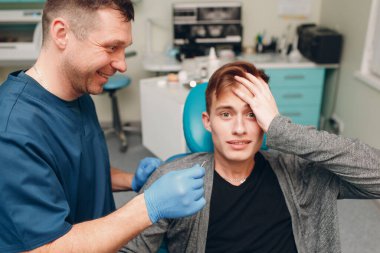 Diş hekimliği. Diş hekimine göre diş hekiminin hastasına implant takılmış..