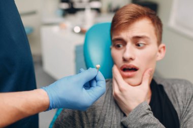 Diş hekimliği. Diş hekimine göre diş hekiminin hastasına implant takılmış..