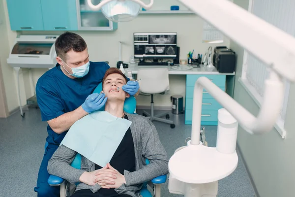 歯医者と患者 歯科医院だ 歯の検査 — ストック写真
