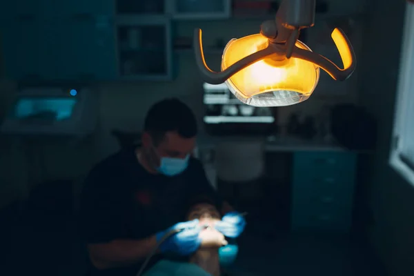 歯医者と患者 歯科用ランプクリニック — ストック写真