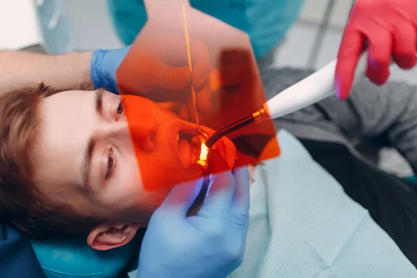 Οδοντιατρική Οδοντίατρος Και Ασθενής Ελαφρύ Σφράγισμα Οδοντιατρική Λάμπα Και Πορτοκαλί — Φωτογραφία Αρχείου