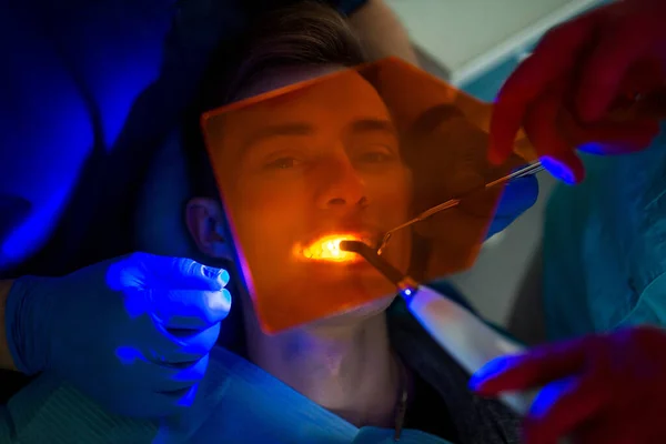 Odontología Dentista Paciente Sello Curado Ligero Lámpara Dental Naranja Protegen — Foto de Stock