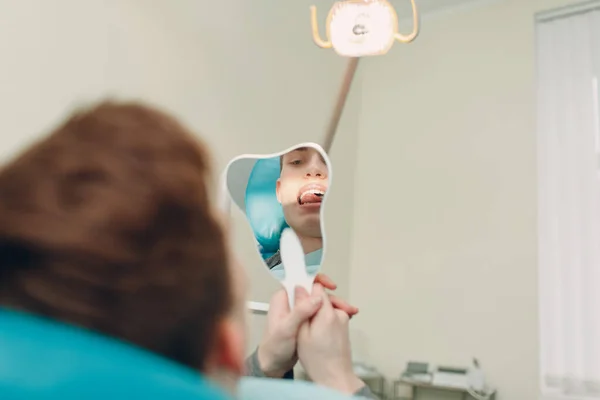 Stomatologia Dentysta Pacjent Klinika Stomatologiczna Pacjent Patrzący Uśmiech Lustro — Zdjęcie stockowe