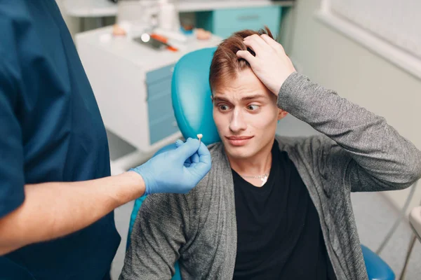 Diş hekimliği. Diş hekimine göre diş hekiminin hastasına implant takılmış..