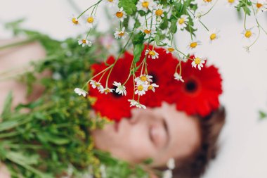 Çiçekli genç erkek model. Güzel portre..