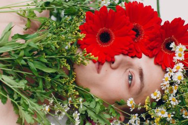 Çiçekli genç erkek model. Güzel portre..