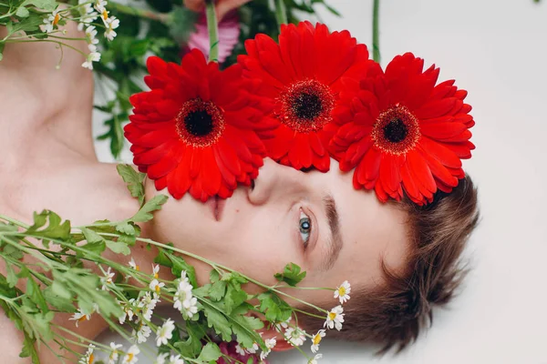 Jong Mannelijk Model Met Bloemen Schoonheidsportret — Stockfoto