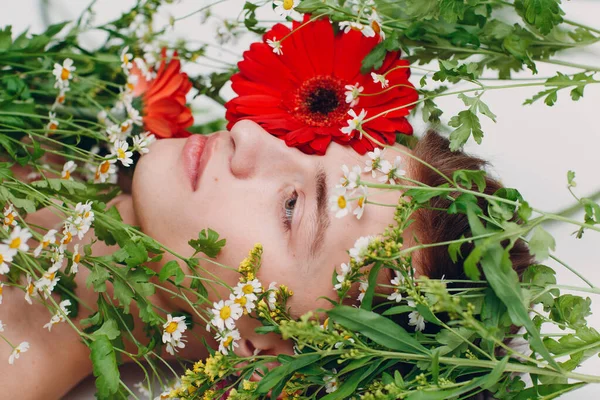 Jong Mannelijk Model Met Bloemen Schoonheidsportret — Stockfoto