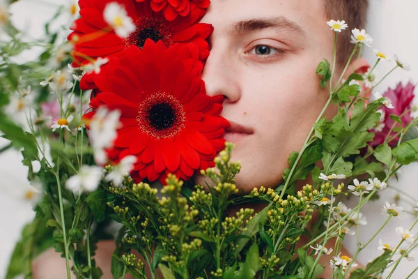Mladý Muž Květinami Krásný Portrét — Stock fotografie