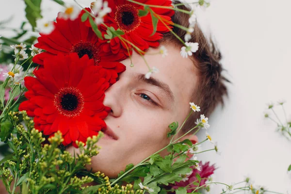 Jong Mannelijk Model Met Bloemen Schoonheidsportret — Stockfoto