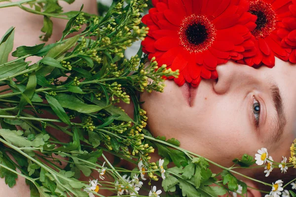 Joven Modelo Masculino Con Flores Retrato Belleza —  Fotos de Stock