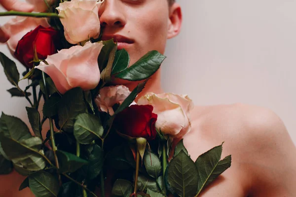 Jong Mannelijk Model Met Bloemen Schoonheidsportret — Stockfoto