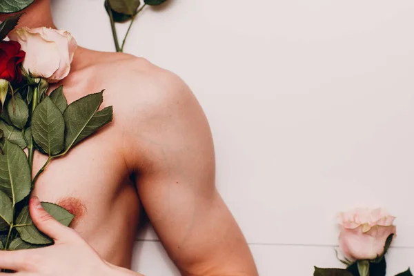Junges Männliches Modell Mit Blumen Schönheitsporträt — Stockfoto