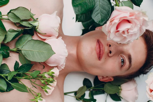 Joven Modelo Masculino Con Flores Retrato Belleza —  Fotos de Stock