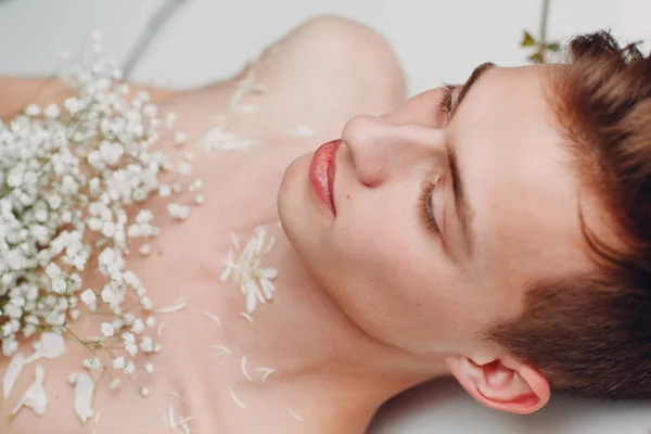Modelo Masculino Joven Con Pequeñas Flores Blancas Pecho Retrato Belleza —  Fotos de Stock