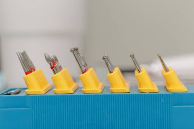 Diş bakımı makinesi makrosu için bir dizi nozül kapat