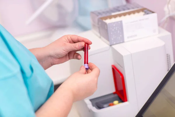 Analizador Sangre Asistente Laboratorio Laboratorio Médico Sostiene Tubo Ensayo Con —  Fotos de Stock