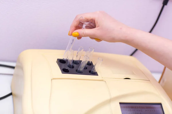 Blutanalysegerät Laborant Medizinischen Labor Hält Reagenzglas Mit Blut Und Plasma — Stockfoto