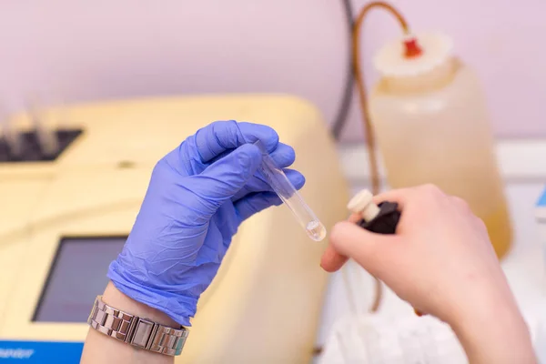 Laboratuvardaki Laboratuvar Asistanı Elinde Kan Plazmayla Test Tüpü Tutuyor Analiz — Stok fotoğraf