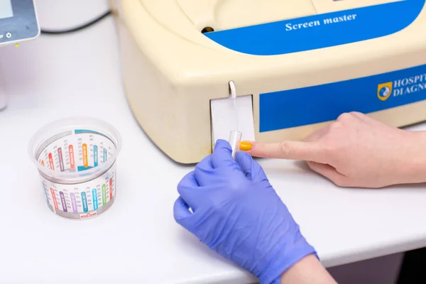 Laboratuvardaki Laboratuvar Asistanı Elinde Kan Plazmayla Test Tüpü Tutuyor Analiz — Stok fotoğraf