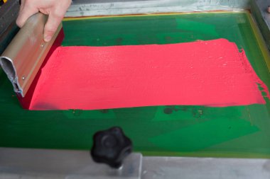 İpek ekran yazdırma. Serigrafi. Renkli boyalar ve kumaş. Plastisol boya ve cam sileceği..