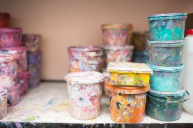 İpek ekran yazdırma. Serigrafi. Renkli boyalar ve kumaş. Plastisol boya..