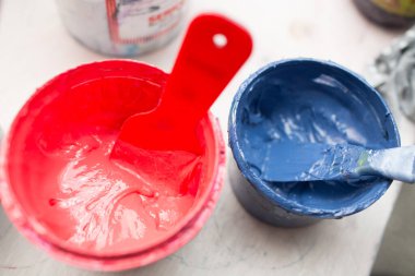 İpek ekran yazdırma. Serigrafi. Renkli boyalar ve kumaş. Plastisol boya..