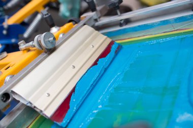 İpek ekran yazdırma. Serigrafi. Renkli boyalar ve kumaş. Plastisol boya ve cam sileceği..