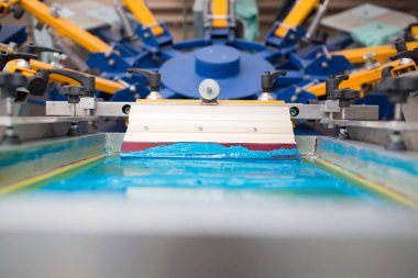 İpek ekran yazdırma. Serigrafi. Renkli boyalar ve kumaş. Plastisol boya ve cam sileceği..
