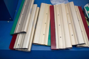 İpek ekran yazdırma. Serigrafi. Renkli boyalar ve kumaş. Squeegees.
