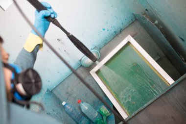 İpek ekran yazdırma. Serigrafi. Kalıp yıkama.