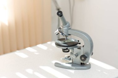 Masada mikroskop var. Klinikte araştırma testleri.