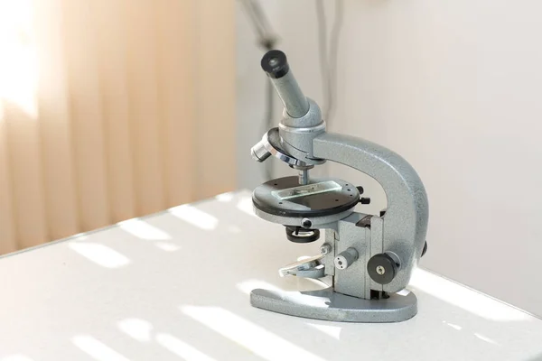 Μικροσκόπιο Στο Τραπέζι Ερευνητικά Τεστ Στην Κλινική — Φωτογραφία Αρχείου