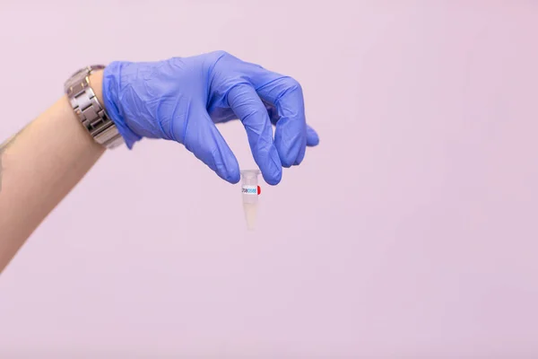Laboratuvardaki Laboratuvar Asistanı Elinde Plazmayla Test Tüpü Tutuyor — Stok fotoğraf