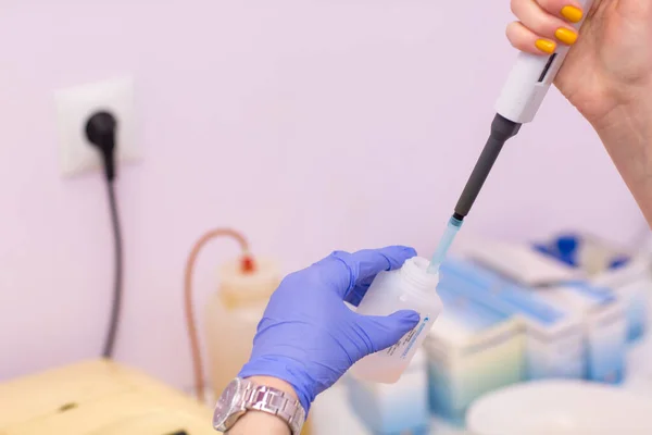 Laboratoriumassistent Medisch Laboratorium Houdt Reageerbuis Met Bloed Plasma Zijn Hand — Stockfoto