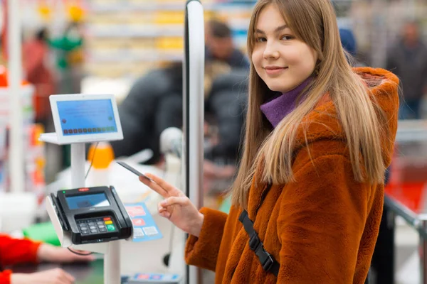Jovem Com Cartão Crédito Paga Compras Balcão Check Out Loja — Fotografia de Stock