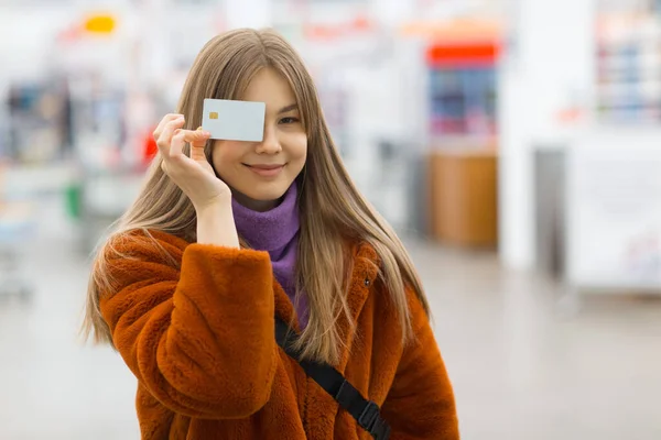 Joven Mujer Tiene Tarjeta Crédito Las Manos Cerca Cara —  Fotos de Stock