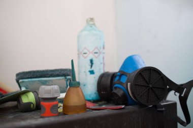 Solunum cihazı, kimyasallar ve yağlayıcı masada.